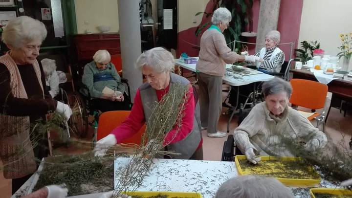 Trkonyt morzsoltak a Trczy Otthonban lakk a Teremts hetn