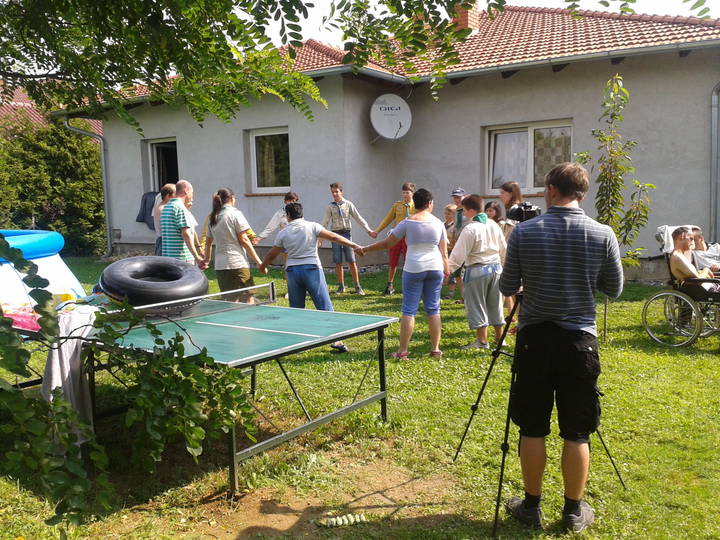 A Szedik lakói, és a Szent Márton tábor cserkészei együtt játszottak, nevettek, énekeltek A Szedik lakói, és a Szent Márton tábor cserkészei együtt játszottak, nevettek, énekeltek