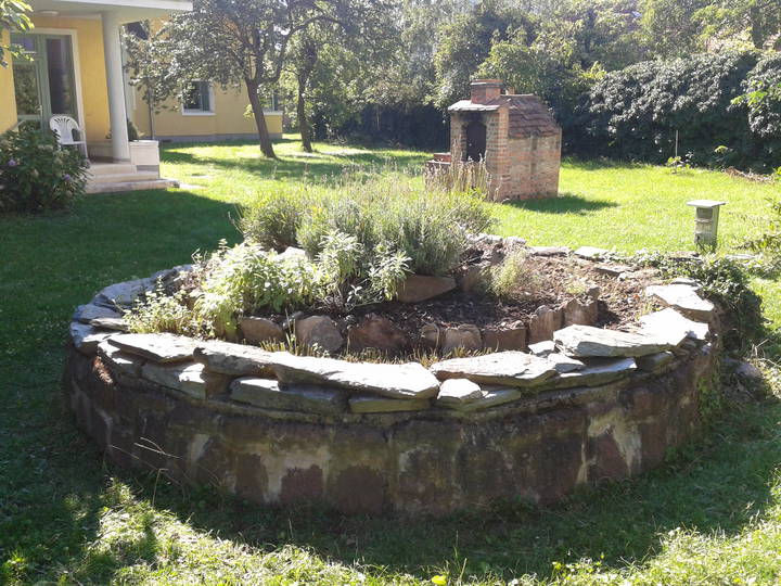 A Túróczy Szeretetotthon előtti gyógynövény spirál rendbetétele, kigyomlálása A Túróczy Szeretetotthon előtti gyógynövény spirál rendbetétele, kigyomlálása